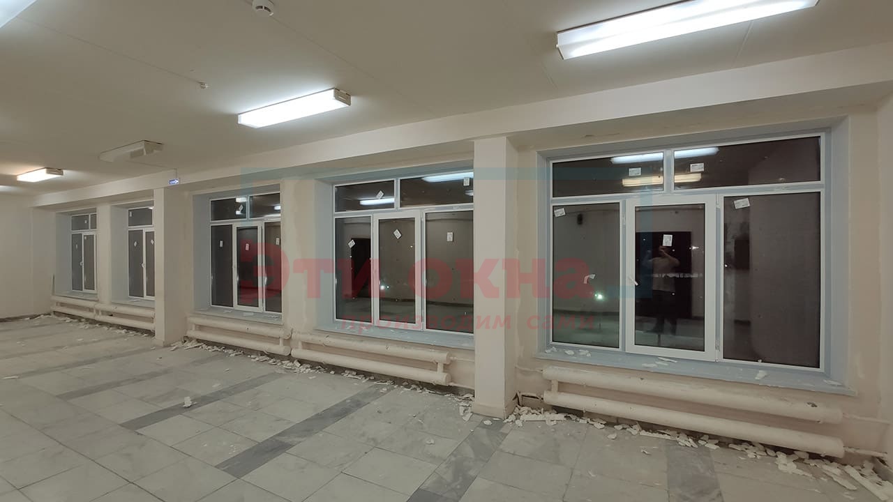 Установка пластиковых окон от компании Эти Окна на объекте Школа №25 (окна коридор)